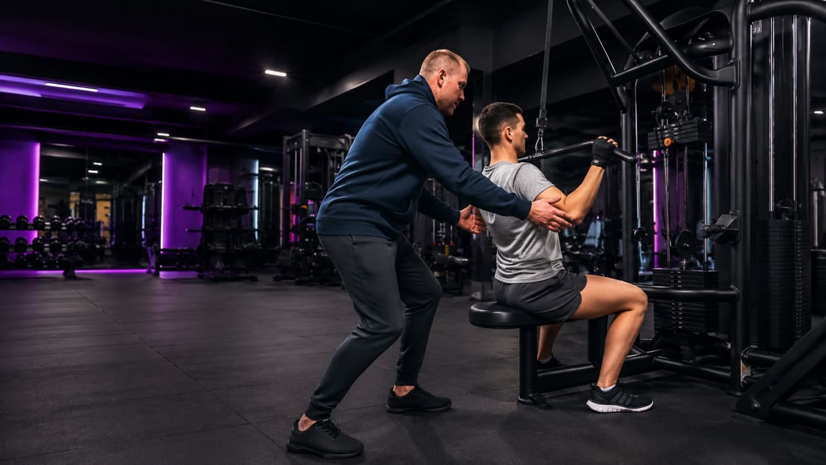 Sesión de coaching: acompañamiento y ejecución en el gimnasio.